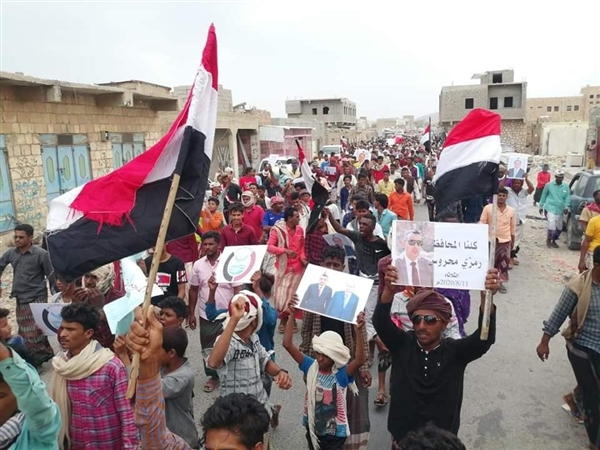 مظاهرة حاشدة في سقطرى دعما للشرعية ومطالبة بإنهاء انقلاب مليشيات الانتقالي