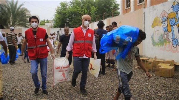 "الهلال التركي" يوزع 450 سلة غذائية في عدن وتعز وحضرموت ومأرب
