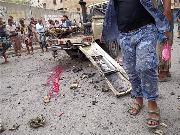 إصابة عدد من الجنود إثر انفجار استهدف طقما عسكريا في تعز