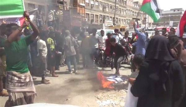 أحرقت علم الاحتلال.. مظاهرة شعبية في عدن رفضا للتطبيع الإماراتي مع الكيان الصهيوني