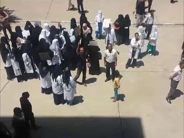 ملاحقة حوثية للكادر الطبي بصنعاء عقب تظاهرات للمطالبة بحقوقهم