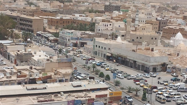 قوات الجيش تغلق محلات الصرافة في حضرموت للحد من انهيار العملة