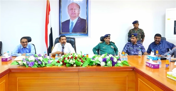محافظ شبوة يوجه بالحفاظ على أراضي الدولة وإزالة البناء العشوائي