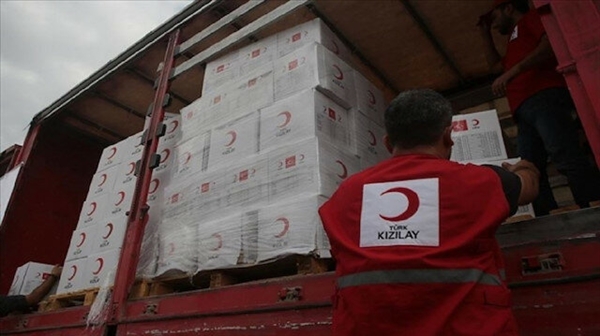 الهلال الأحمر التركي يوزع ألف حقيبة مدرسية في عدن