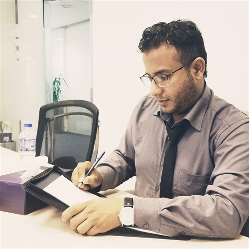 صحفي حضرمي يحمّل المحافظ البحسني مسؤولية حياته وأسرته