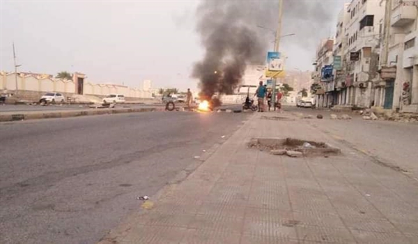 احتجاجات واسعة في المكلا للمطالبة بتحسين خدمة الكهرباء والجيش يعتقل عدد من المحتجين