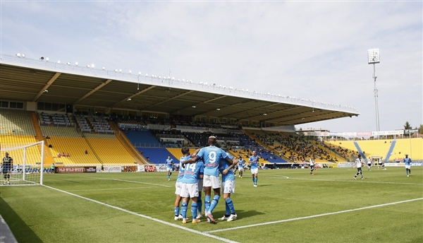نابولي يفتتح مشواره في الدوري الإيطالي بالفوز على بارما
