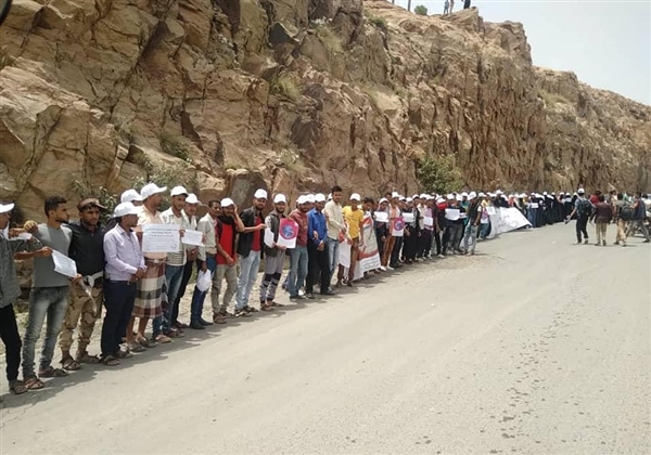 احتجاجات شعبية لمطالبة الحكومة بسرعة إنقاذ منفذ تعز الوحيد من الانهيار