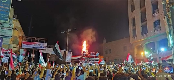 تعز.. الآلاف يشاركون في إيقاد شعلة العيد الـ58 لثورة 26 سبتمبر المجيدة