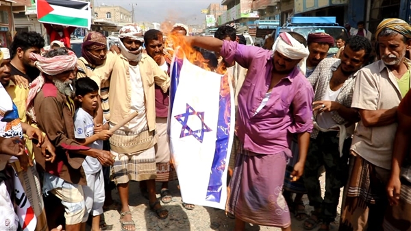 مسيرة في أبين تندد بالتطبيع مع إسرائيل وترفض أي تواجد للاحتلال في سقطرى