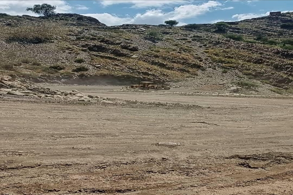 في ظل غياب الجهات الرسمية.. نقابة النقل الثقيل تساهم بإصلاح طريق يافع لحج