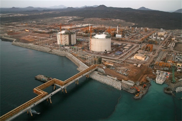 الأحزاب السياسية في شبوة تطالب بإخلاء ميناء بلحاف من التواجد الإماراتي واستئناف تشغيله