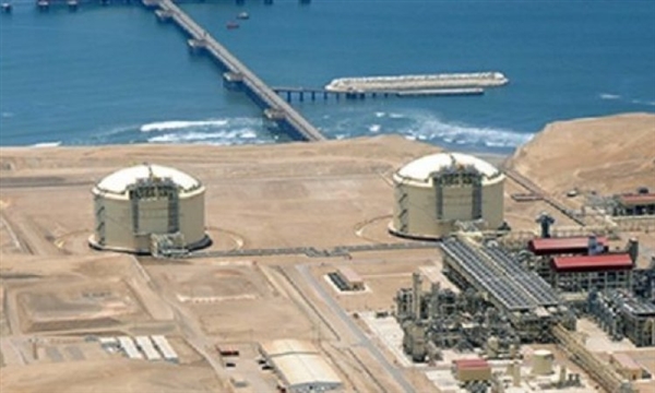 عبر البحر.. القوات الإماراتية تستقدم مليشيات الانتقالي إلى منشأة "بلحاف"