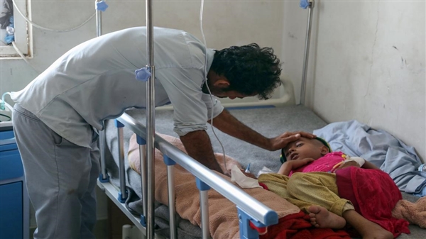 مليشيات الحوثي تواصل استهداف القطاع الصحي وتضاعف معاناة 60 ألف مريض بالسرطان