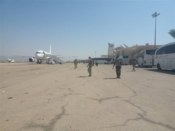 وصول طائرة إلى مطار سيئون تقل مختطفين كانوا في سجون المليشيات ومغادرة أخرى تقل أسرى حوثيين لدى الشرعية