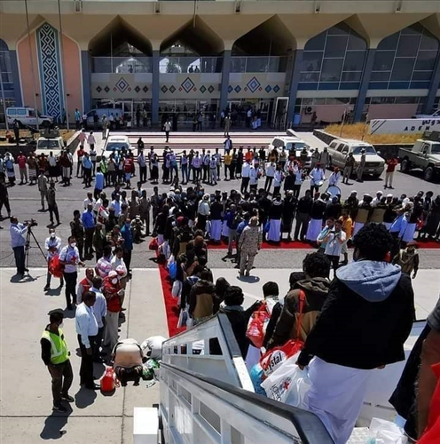 صفقة التبادل.. وصول 75 من المختطفين والأسرى إلى عدن و100 حوثي إلى صنعاء