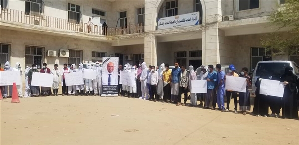 وقفة احتجاجية للعشرات من أطباء المكلا ترفض قرارا تعسفيا بالاستغناء عن 170 عاملا وطبيبا بمستشفى الحميات