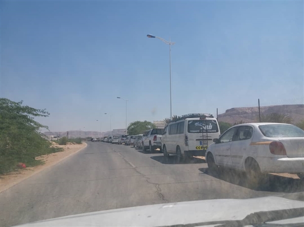 أزمة مشتقات نفطية في حضرموت بالتزامن مع انتعاش للأسواق السوداء