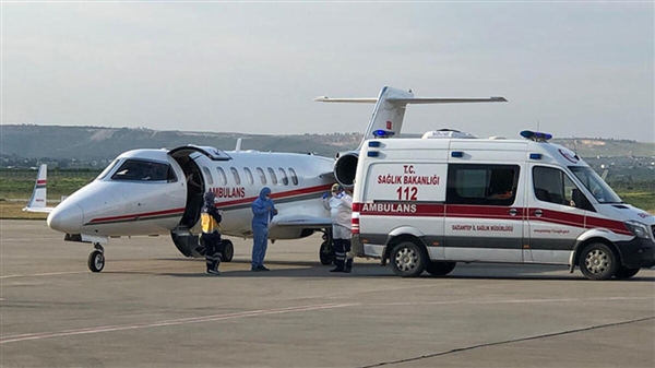 طائرة إسعاف تركية تنقل موظف الهلال الاحمر الذي أصيب في عدن