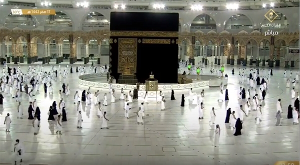 أول فوج خارجي يشرع بأداء مناسك العمرة بعد توقف 8 أشهر بسبب كورونا