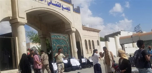 وقفة لأهالي المعتقلين بالسجن المركزي بالمكلا للمطالبة بالإفراج عن ذويهم