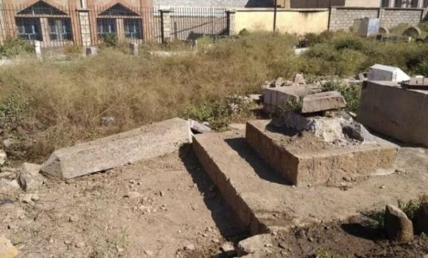 انتقاما من الجمهورية.. مليشيات الحوثي تحطم النصب التذكاري لشهداء 26 سبتمبر بحجة