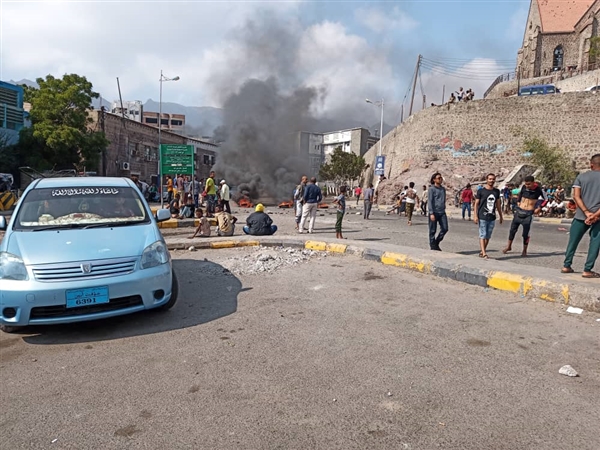 عدن.. احتجاجات لأهالي منطقة شعب العيدروس للمطالبة بتوفير المياه