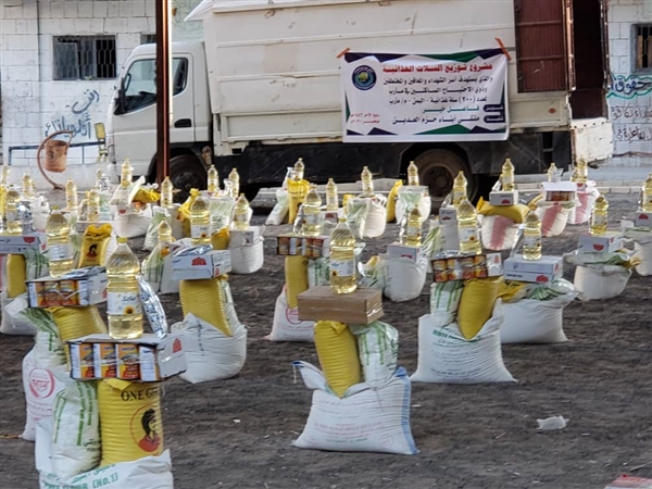 ملتقى أبناء حزم العدين يوزع 200سلة غذائية ويدشن دورة تدريبية لأبناء الشهداء والنازحين في مارب