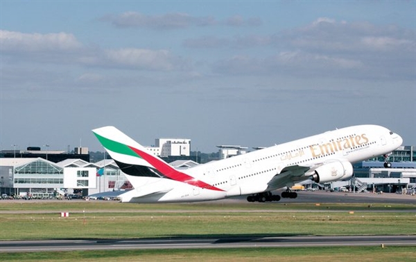 الإمارات تعلق تأشيرات سفر مواطني 13 دولة من بينها اليمن