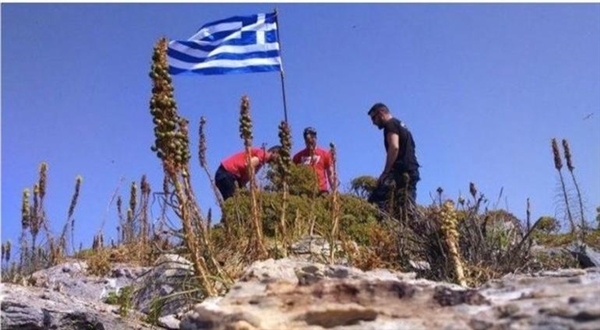 SAT Komandoları Hurşit kayalığına dikilen Yunan bayrağını indirdi