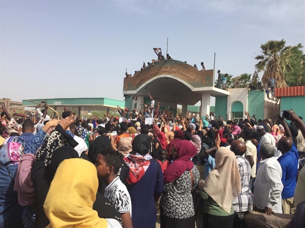 Sudan'da ordu, devlet televizyonu binasını kuşattı