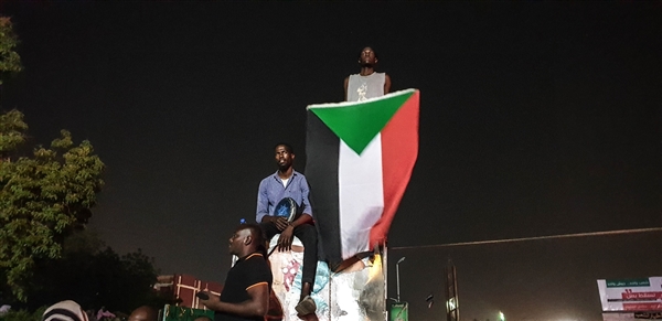 Sudanlılar Askeri Geçiş Konseyi Başkanı Avf'ın görevi bırakmasını kutluyor