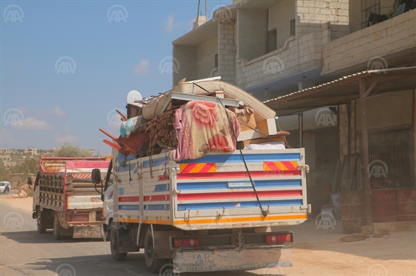 On binlerce sivil Türkiye sınırına dayandı