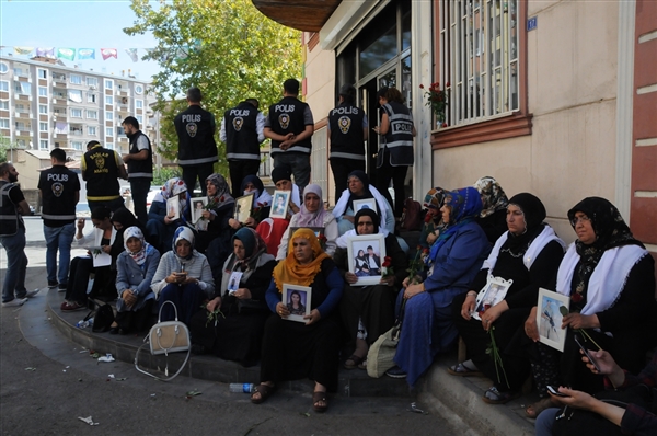 Annelerin HDP binası önündeki oturma eylemi sürüyor