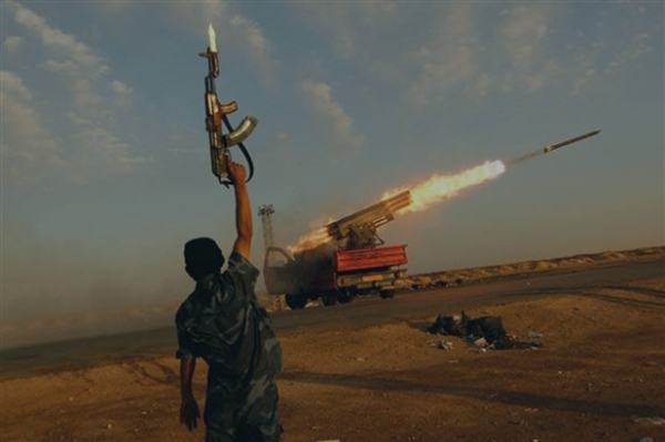 Suudi Arabistan'da askeri karargahı vurdular