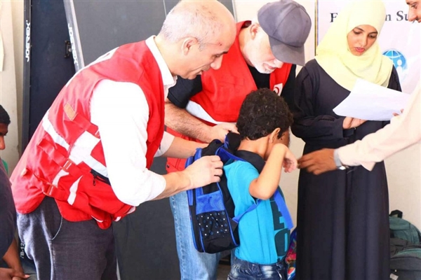Türk Kızılay'dan Yemenli öğrencilere çanta