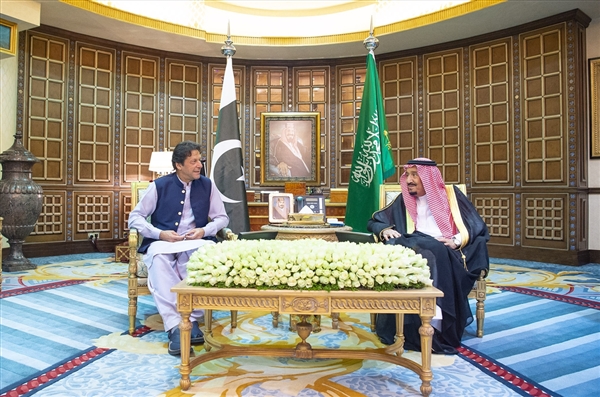 İran ile arabuluculuk için Kral Selman'la görüştü