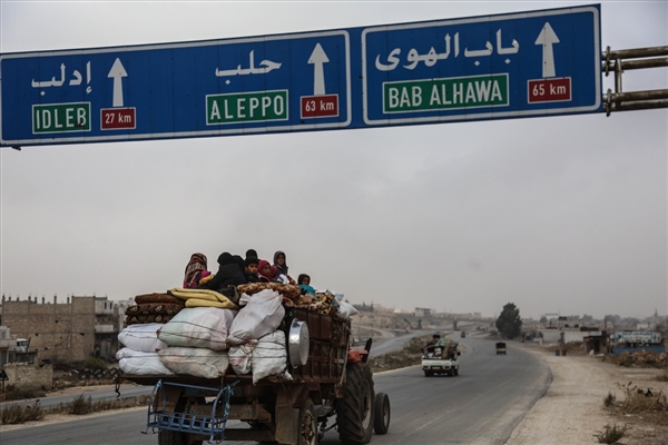 Esed ve Rusya İdlib'te binlerce sivili yeriden etti