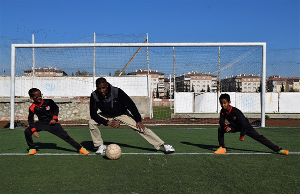 Yemenli futbolcu çocuklarını Türk milli takımı için hazırlıyor