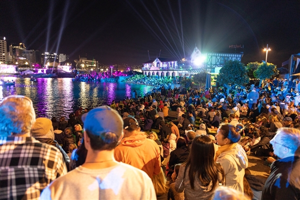 Yeni yıla ilk giren Yeni Zelanda’da görkemli gösteriler
