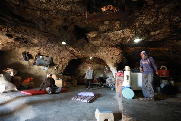 İsrail'in evlerini yıktığı Filistinliler mağaralarda yaşıyor