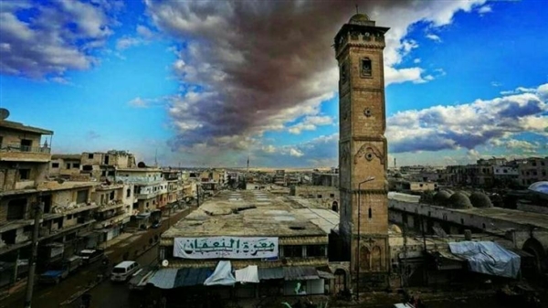 Maarratünnuman kuşatma altında, binlerce kişi yollarda