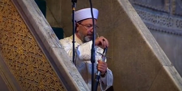 Kılıç geleneği ile Cuma hutbesi