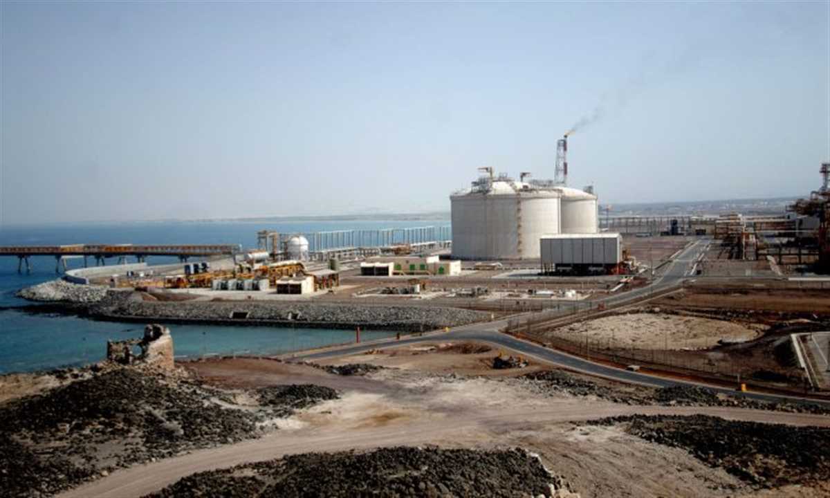 صحيفة لندنية تكشف سر التواطؤ الفرنسي تجاه الممارسات الإماراتية في "بلحاف"