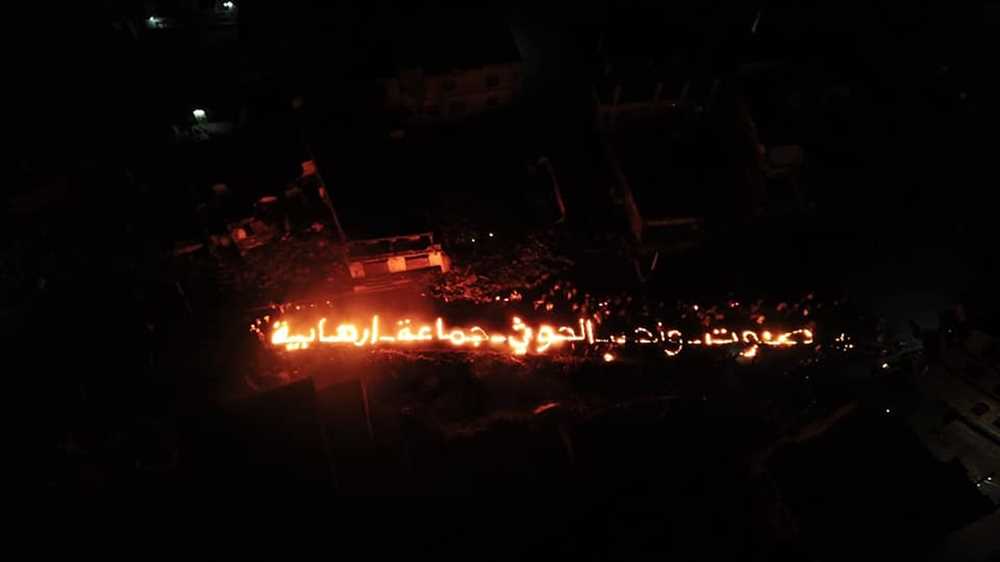 تعز: وقفة من وسط الدمار بالشموع للمطالبة بتصنيف المليشيات "جماعة إرهابية"