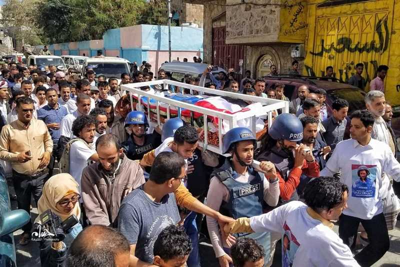 استشهد في مطار عدن.. تشييع مهيب لجثمان الصحفي أديب الجناني في تعز
