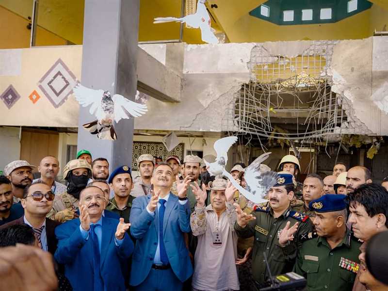 وزير الداخلية ومحافظ عدن يدشنان إعادة تشغيل مطار عدن الدولي