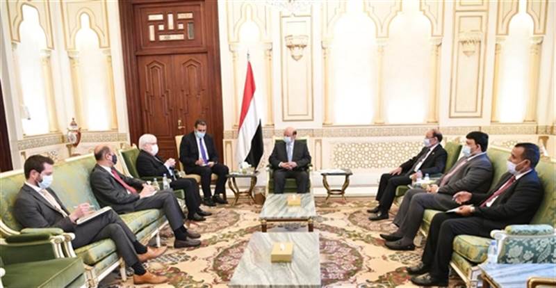خلال استقباله غريفيث.. الرئيس: الحوثي لا يريد السلام ويعمل على تنفيذ أجندة ايران لزعزعة أمن اليمن والمنطقة