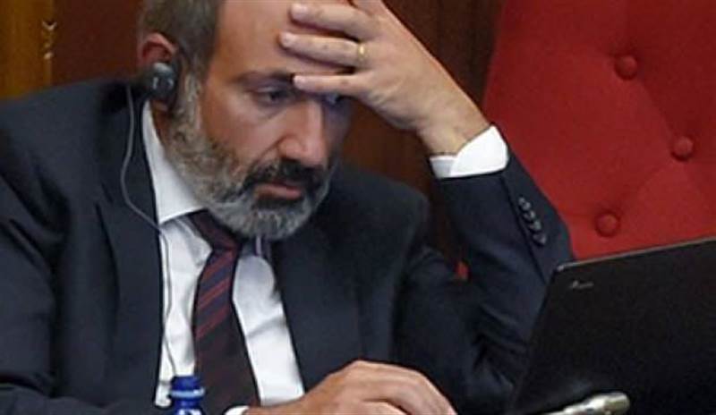 Ermenistan’da muhalifler Rusya’ya giden Paşinyan’ın yolunu kesti