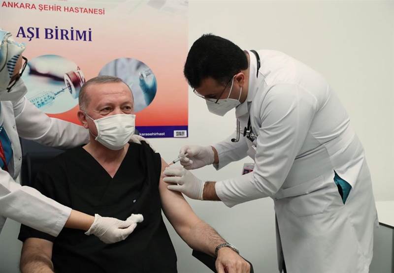 Erdoğan'a korona aşısı yapan doktor sosyal medyada ilgi odağı oldu